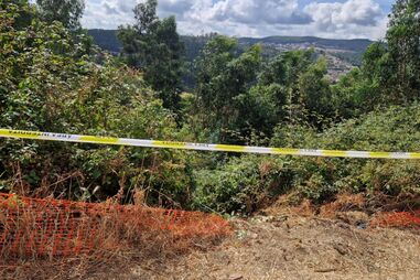 Bombeiros resgatam mulher que caiu em terreno em Paredes