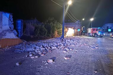 Queda de ramo de árvore danifica carro em Setúbal