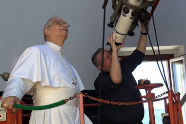 Papa Leão XIV celebra aniversário da chegada do homem à Lua com visita ao observatório do Vaticano 