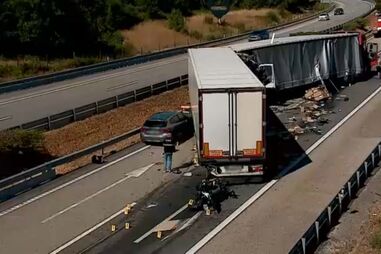 Motociclista morre em colisão com três viaturas na A25 em Oliveira de Frades. Estrada está cortada