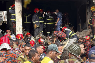 Equipas de emergência no local do acidente aéreo no Bangladesh