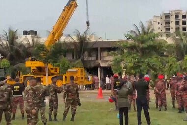 Avião militar cai em escola no Bangladesh  