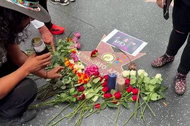 Fãs prestam tributo a Ozzy Osbourne junto à estrela do cantor no Passeio da Fama  