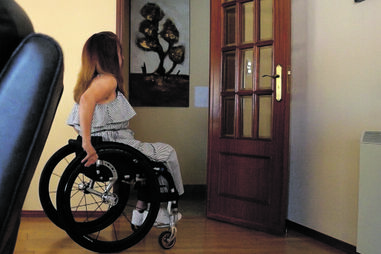 "Eu é que fico prisioneira": Sandra ficou paraplégica ao ser empurrada pelo ex-namorado do 2º andar