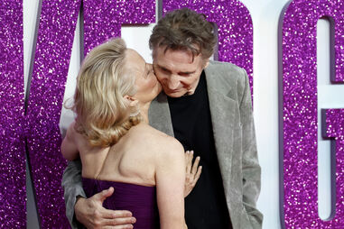 Pamela Anderson e Liam Neeson 