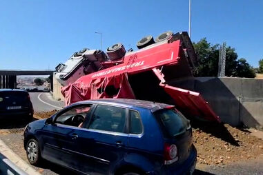 Camião despista-se na CREL em Queluz