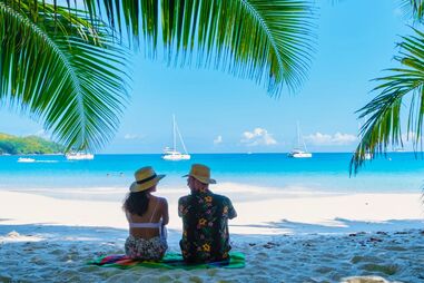 Estas e outras praias paradisíacas podem ser  aprecia a vista para o mar numa praia paradisíaca