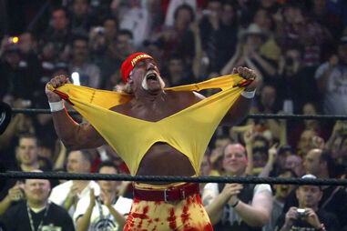 Do ringue da WWE aos ecrãs de cinema: A carreira do ex-lutador Hulk Hogan em imagens