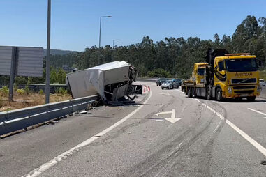 Acidente entre dois pesados na A14 faz dois feridos