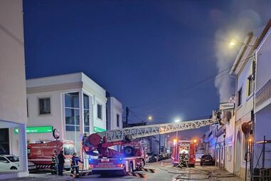 Chamas foram combatidas por bombeiros de São Martinho do Porto e das Caldas da Rainha