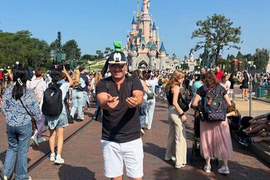 Cândido Costa visita a Disneyland Paris com a família