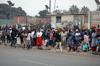 Greve de taxistas causa transtorno em Luanda, com cidadãos a enfrentar dificuldades de transporte