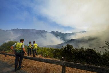 GNR e populares durante combate a incêndio