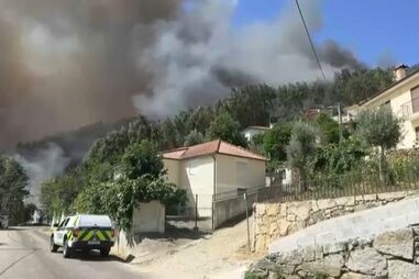 Chamas ameaçam habitações em aldeia em Cinfães