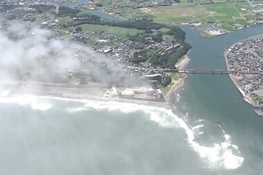 Imagens impressionantes mostram ondas de tsunami a aproximarem-se da costa de Hokkaido no Japão
