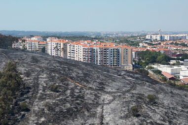 Imagens de drone mostram área ardida em incêndio de grandes dimensões que lavrou em Algueirão-Mem Martins 