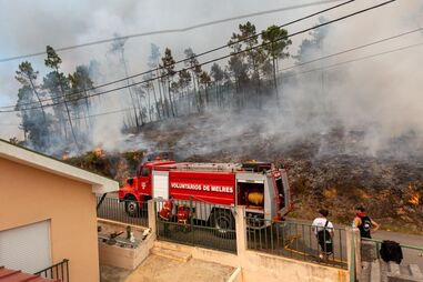 Voluntários combatem incêndio em Arouca, Cinfães e Castelo de Paiva