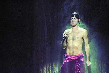 Ney Matogrosso, hoje com 83 anos, continua a ser um dos artistas mais carismáticos do Brasil