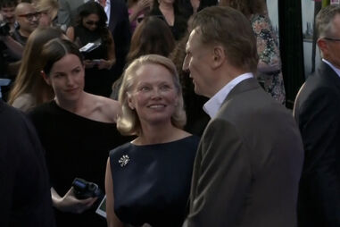 Pamela Anderson e Liam Neeson fazem furor na estreia de “The Naked Gun” 