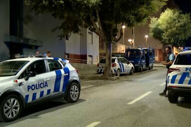 Momento em que PSP é atacada à pedrada e teve de disparar em bairro na Amadora  