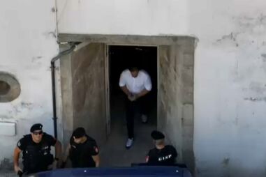 O momento em que ‘Macaco’ sai do tribunal após ser condenado a pena de prisão