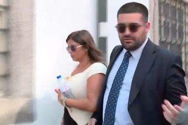 Advogado de Sandra Madureira empurra jornalista Tânia Laranjo à saída do tribunal 