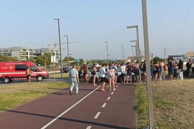 Bombeiros e populares reunidos em Espinho