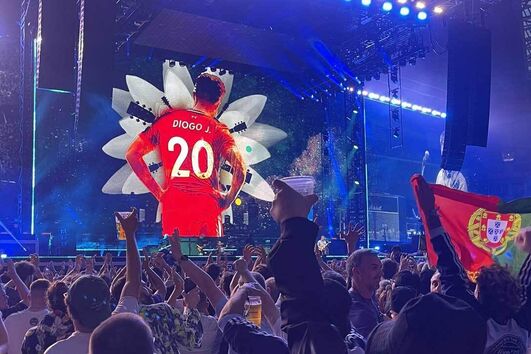 Oasis dedicam 'Live Forever" a Diogo Jota no regresso aos palcos