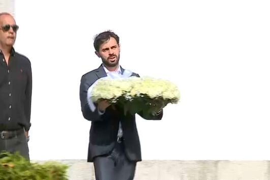 Bernardo Silva é aplaudido à entrada à Capela da Ressurreição  