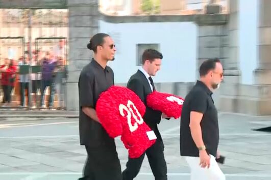 Imagens arrepiantes mostram jogadores do Liverpool no último adeus a Diogo Jota 