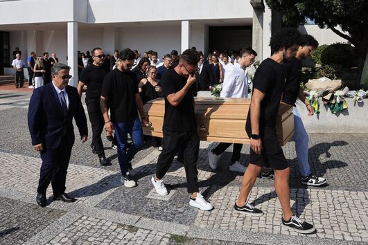 Lágrimas e emoção: urnas de Diogo Jota e André Silva saem da Capela da Ressurreição  