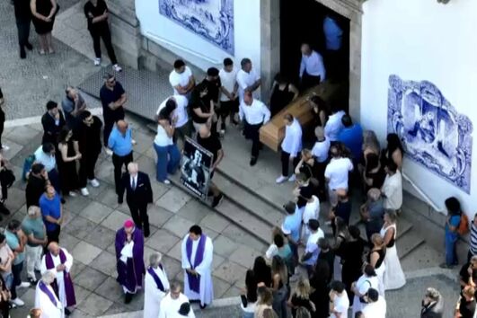 Urnas de Diogo Jota e André Silva seguem para o cemitério de São Cosme