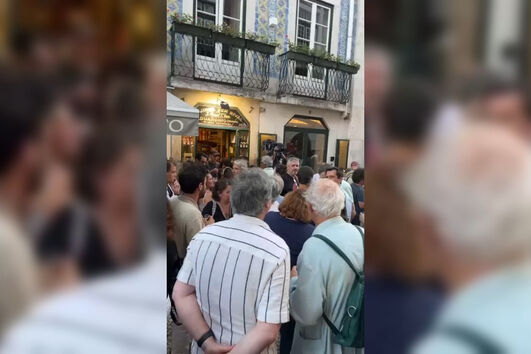Várias pessoas em protesto contra o fecho da Ginginha Sem Rival