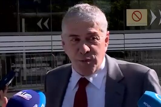 "É tudo falso": Sócrates volta a criticar a justiça e exalta-se à saída do Tribunal