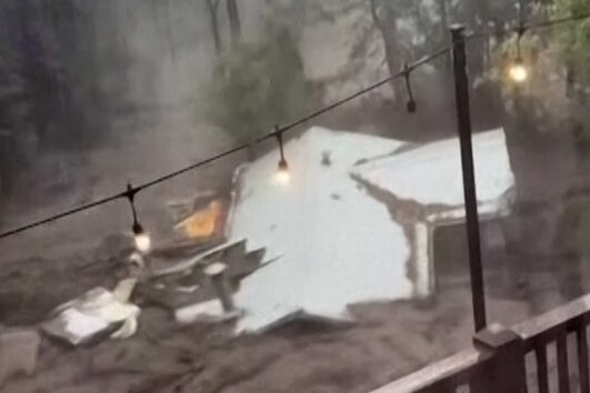 Imagens impressionantes mostram casa a ser arrastada pelas cheias nos EUA  