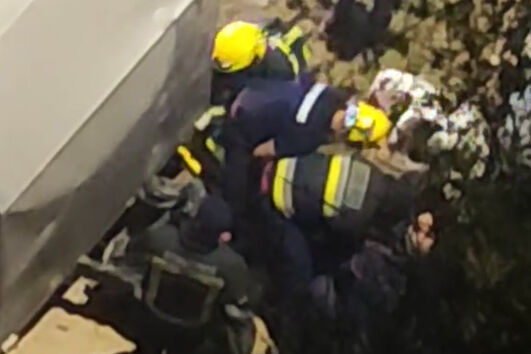 Operacionais resgatam homem que caiu em arriba de 20 metros junto a bar na Ericeira 