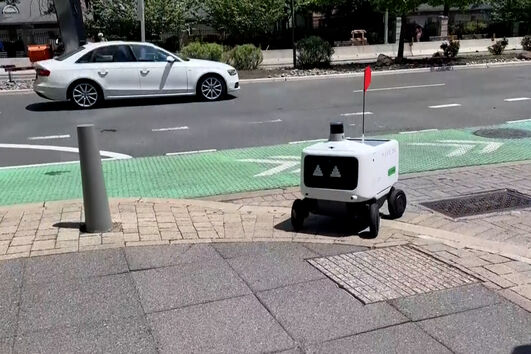 Frota de robôs faz entregas de encomendas de comida em Jersey City nos EUA
