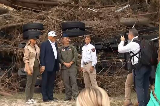 Donald Trump visita o local das cheias que já mataram mais de 120 pessoas nos EUA
