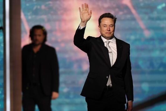 Elon Musk está 433 mil milhões de euros mais rico do que em 2025