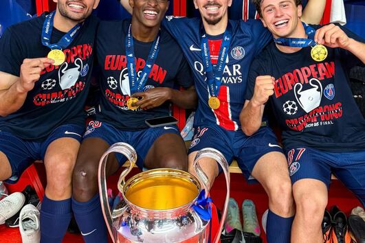 Jogadores do PSG celebram título com troféu e medalhas