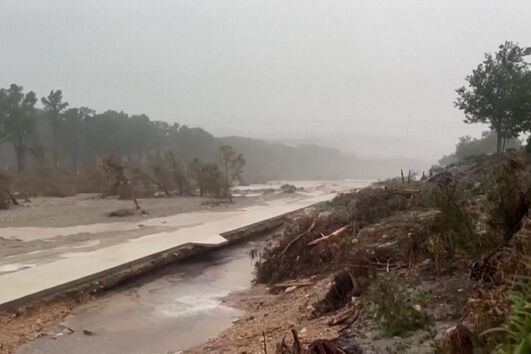 Equipas de emergência suspendem buscas por vítimas das cheias no Texas devido a novo alerta de inundações 