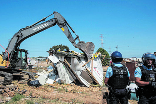 Barracas demolidas no Bairro do Talude deixam 161 pessoas sem casa