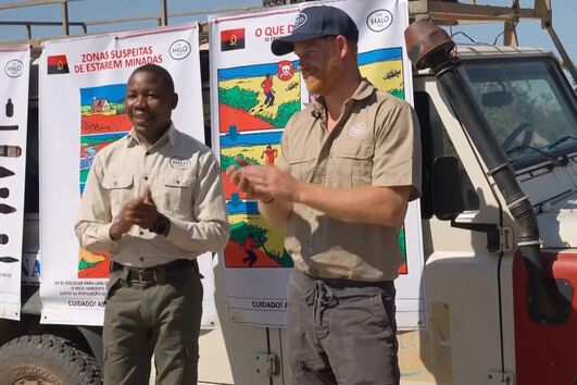 Príncipe Harry segue os passos de Diana e atravessa campo de minas em Angola 