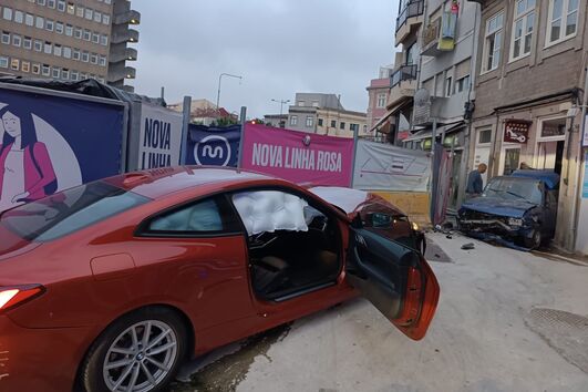 Condutor em fuga à polícia colide com carro estacionado e viatura da PSP