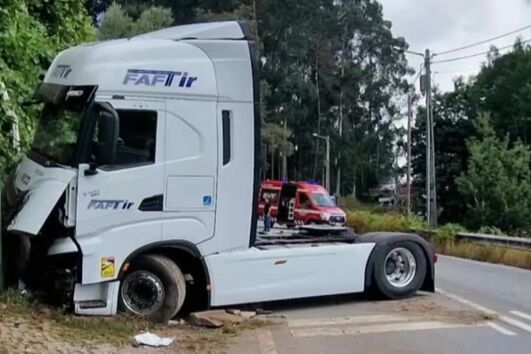 Camião fica enfaixado num muro em Fafe após bater contra uma carrinha  