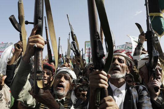 Houthis reivindicam ataque com mísseis contra aeroporto israelita