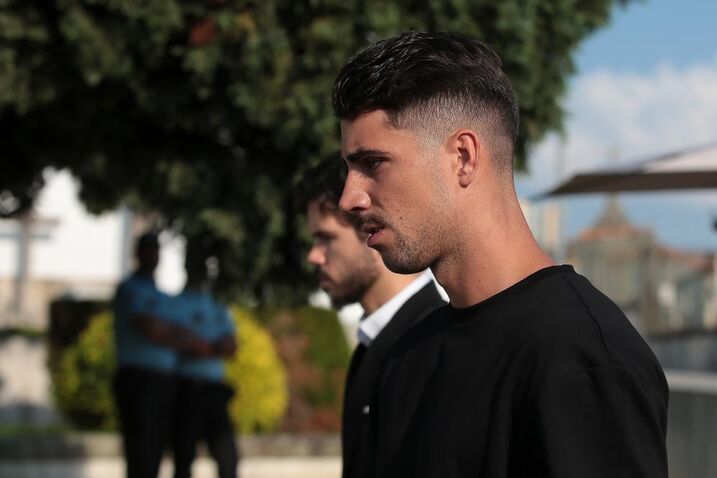 Urnas de Diogo Jota e André Silva chegam à Igreja Matriz 