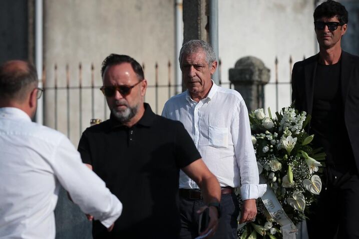 Urnas de Diogo Jota e André Silva chegam à Igreja Matriz 