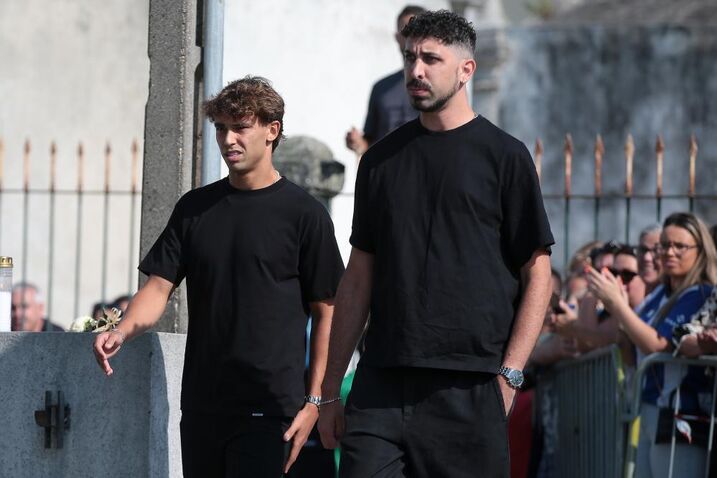 Urnas de Diogo Jota e André Silva chegam à Igreja Matriz 