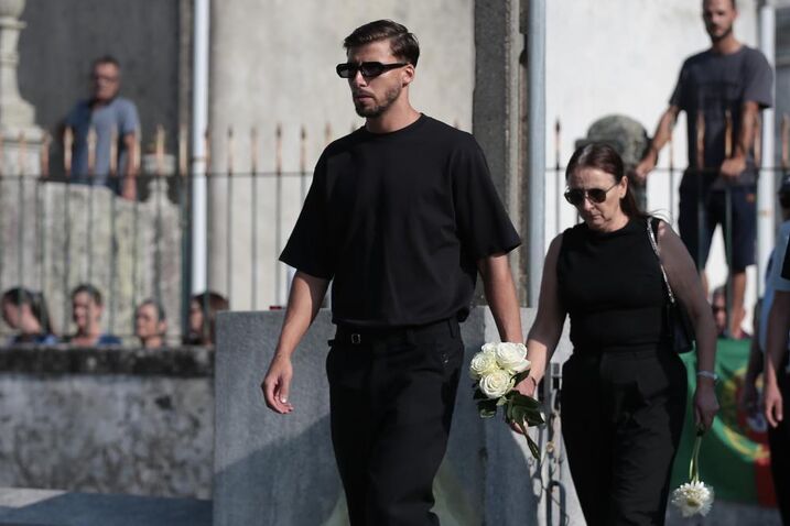 Urnas de Diogo Jota e André Silva chegam à Igreja Matriz 